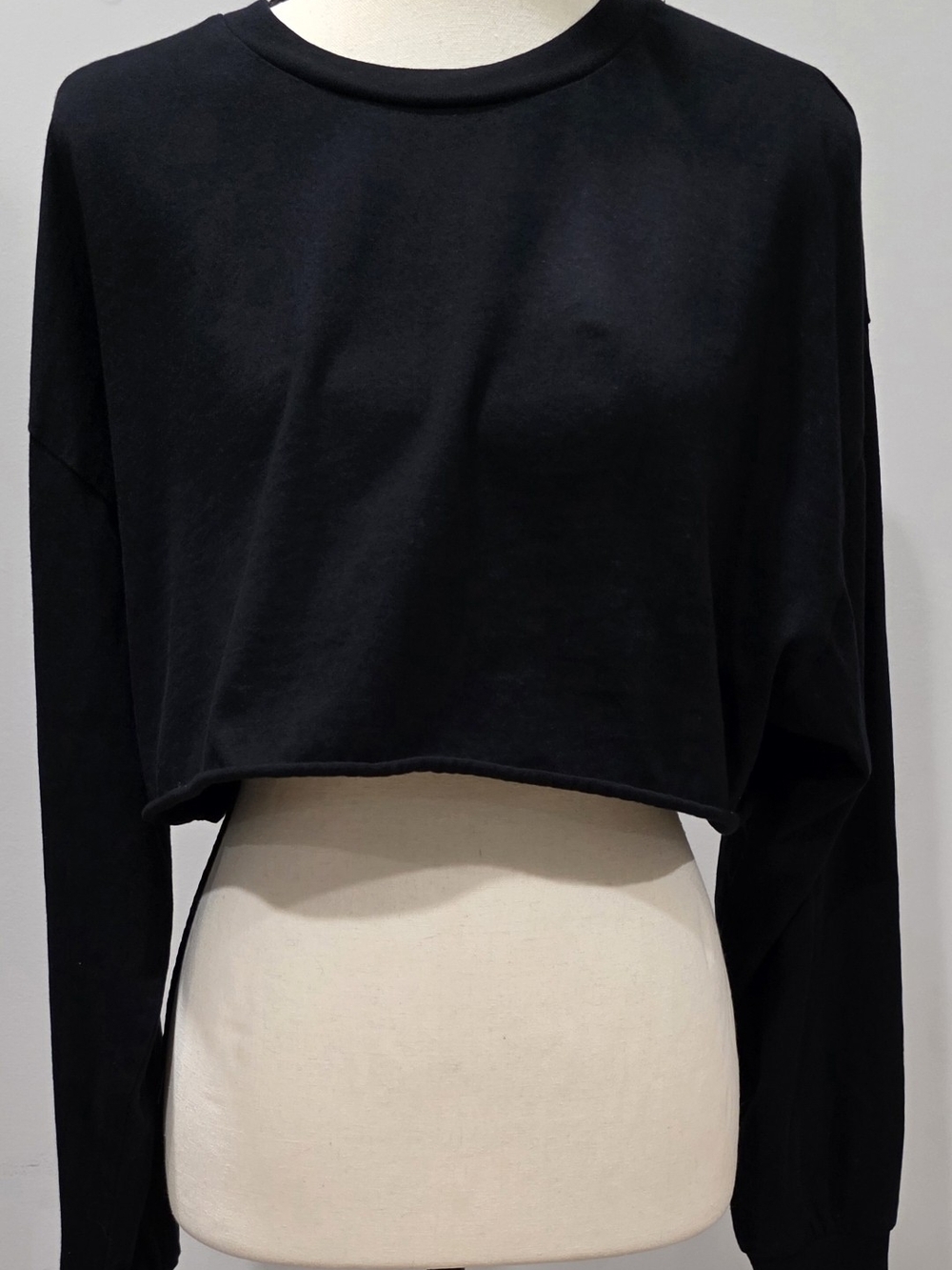 Aritzia Tna Tour Cropped Longsleeve • Black • Size M • Cotton Raw Hem